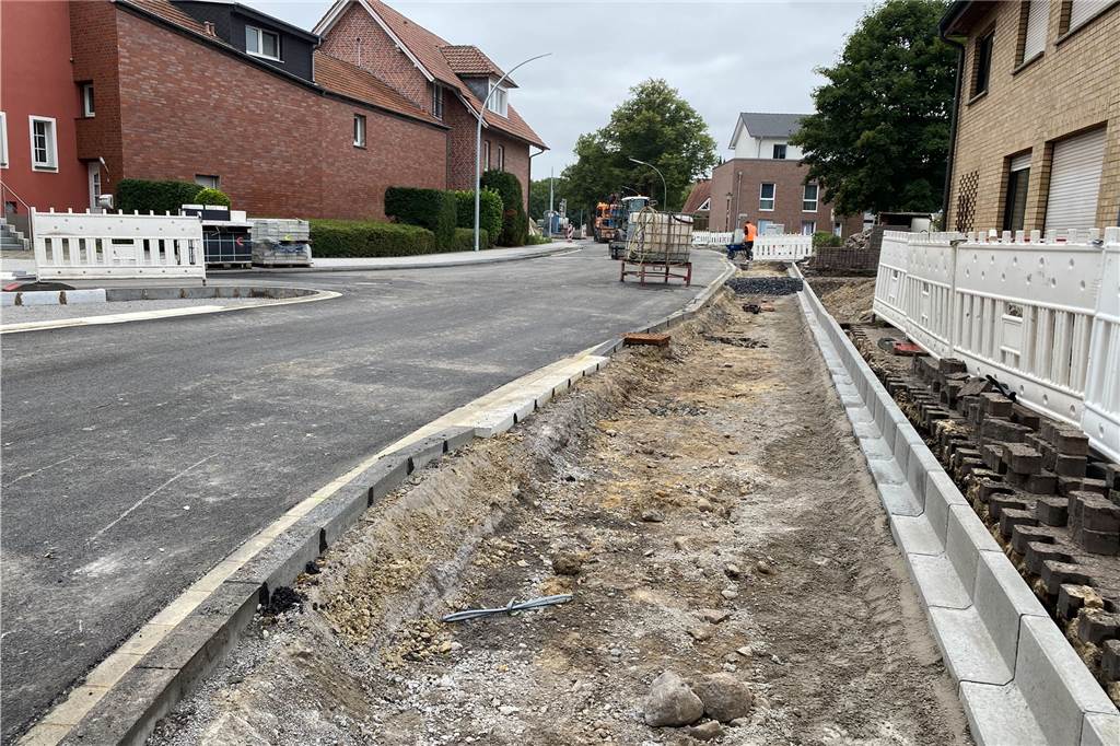 Das Ende naht: Freigabe der Lüdinghauser Straße in Ascheberg schon bald Die Fußgängerwege werden mit weißen Steinen gepflastert - das geschieht als einer der letzten Schritte, damit die Steine von den Baustellenfahrzeugen nicht verschmutzt werden.