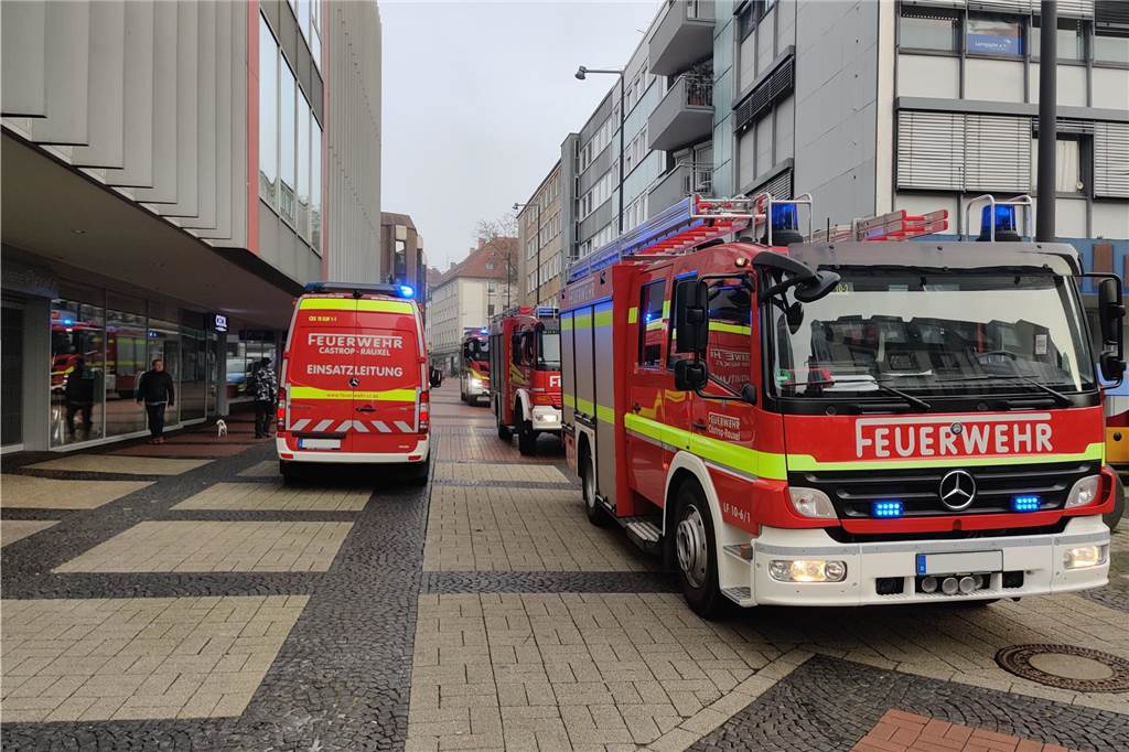 Brand im „Punta Cana“: Inhaber will Cocktailbar nicht aufgeben Die Fahrzeuge der Feuerwehr reihten sich an der Münsterstraße auf.