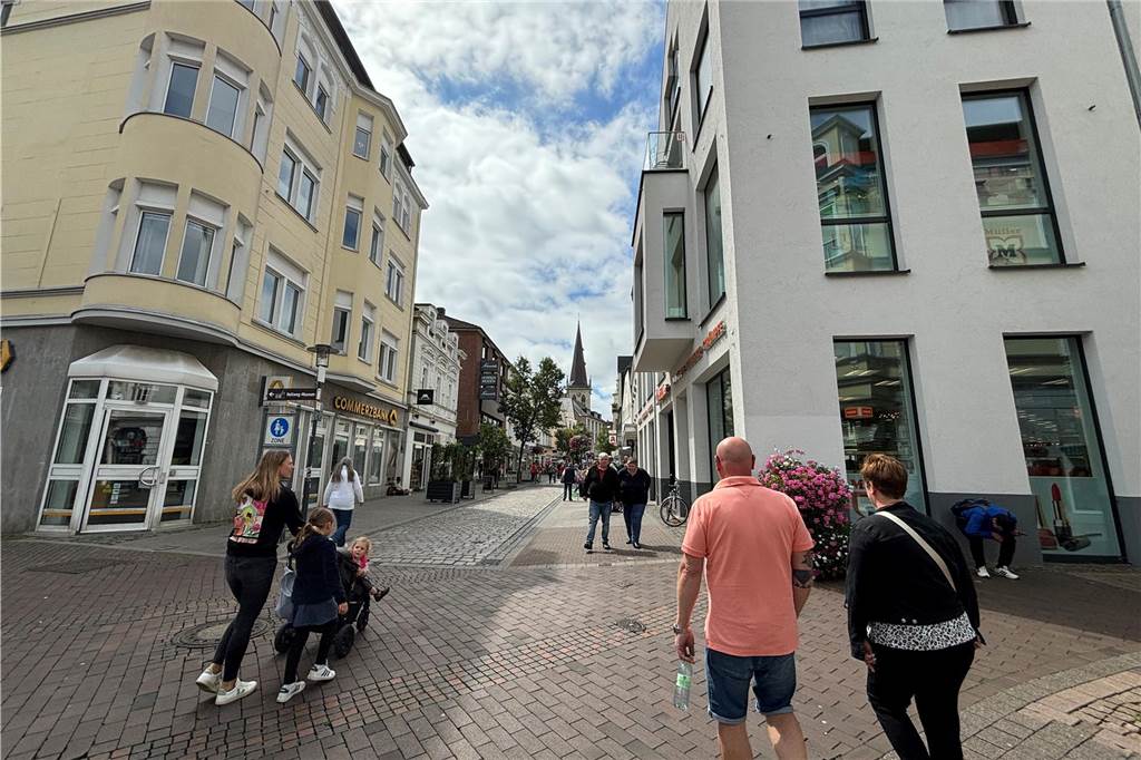 So versiegelt sind die Städte im Kreis Unna Fußgänger laufen im Sommer durch die Fußgängerzone in Unna