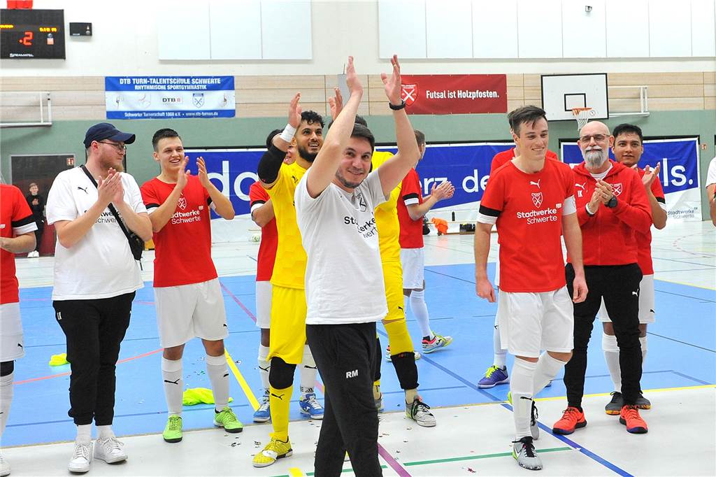 Holzpfosten wollen Spitzenplatz verteidigen: Ziel heißt Aufstiegsrunde Die Futsaler von Holzpfosten Schwerte führen vor den favorisierten Köln Panthers die Regionalliga an.