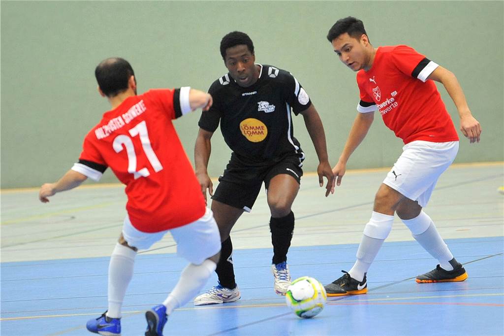 Fotostrecke: 116 Bilder von den Sportplätzen und aus den Sporthallen zum Durchklicken Die Futsaler von Holzpfosten Schwerte haben mit 4:3 gegen die Köln Panthers gewonnen.