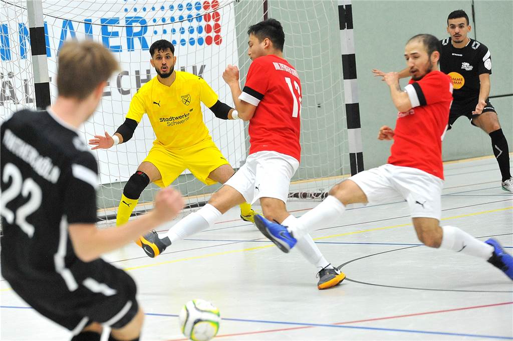 Die Futsaler von Holzpfosten Schwerte haben mit 4:3 gegen die Köln Panthers gewonnen.