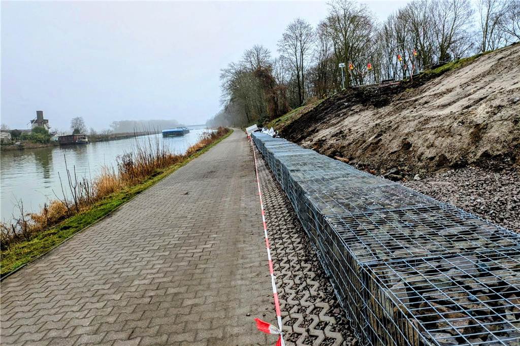 „Echt kein Zustand“: Beliebter Kanal-Zuweg dicht - so geht es weiter Die Gabionenwand verstärkt den Deich.
