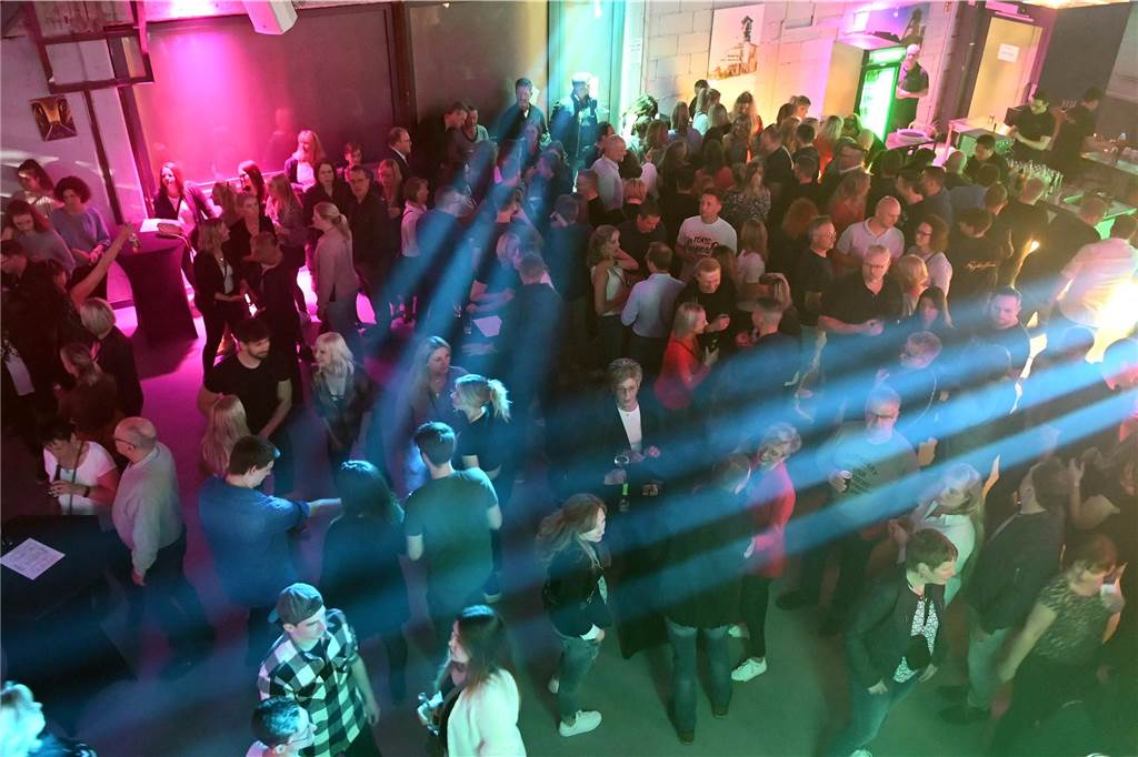 Die Gäste feierten und vor allem tanzten zur Musik unter dem Motto "90‘ Edition" in der Galerie der Traumfänger in Dorsten beim Tanz in den Mai bis in die frühen Morgenstunden hinein. 
