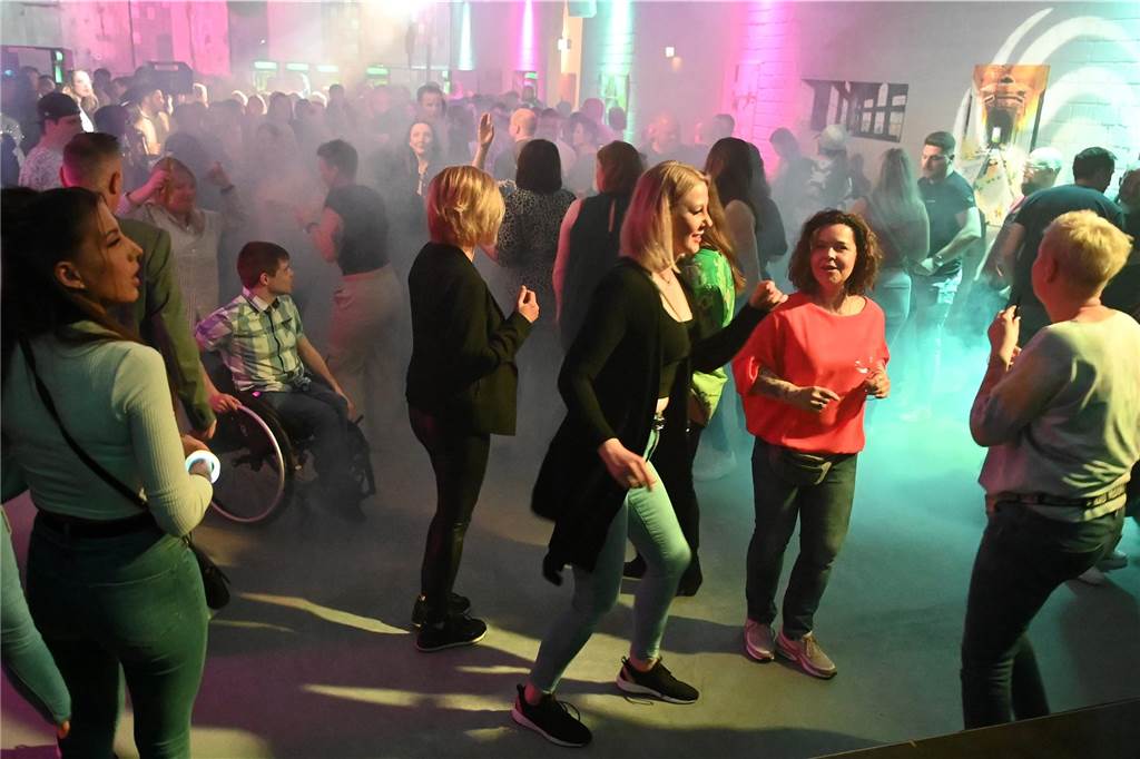 Die Gäste feierten und vor allem tanzten zur Musik unter dem Motto "90‘ Edition" in der Galerie der Traumfänger in Dorsten beim Tanz in den Mai bis in die frühen Morgenstunden hinein. 