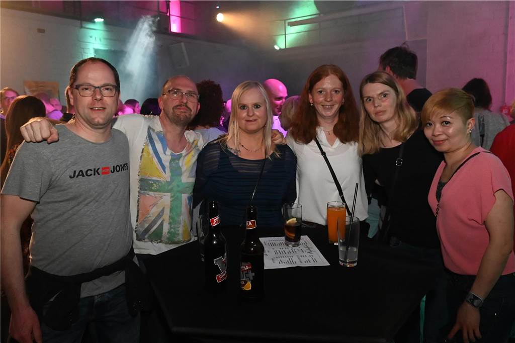 Die Gäste feierten und vor allem tanzten zur Musik unter dem Motto "90‘ Edition" in der Galerie der Traumfänger in Dorsten beim Tanz in den Mai bis in die frühen Morgenstunden hinein. 