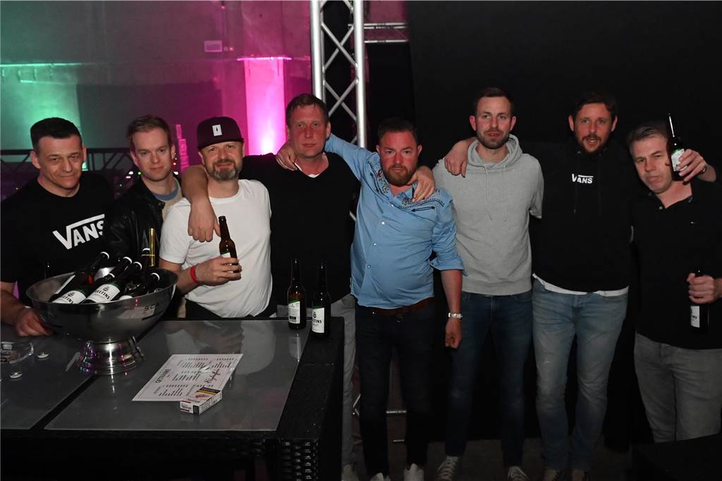 Die Gäste feierten und vor allem tanzten zur Musik unter dem Motto "90‘ Edition" in der Galerie der Traumfänger in Dorsten beim Tanz in den Mai bis in die frühen Morgenstunden hinein. 