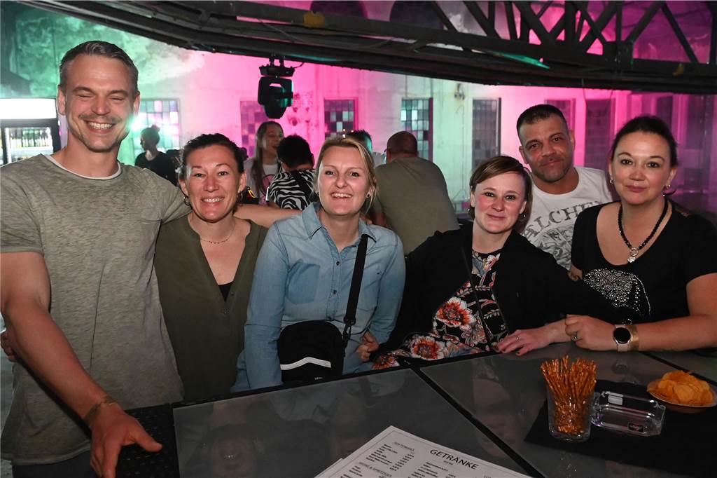 Die Gäste feierten und vor allem tanzten zur Musik unter dem Motto "90‘ Edition" in der Galerie der Traumfänger in Dorsten beim Tanz in den Mai bis in die frühen Morgenstunden hinein. 