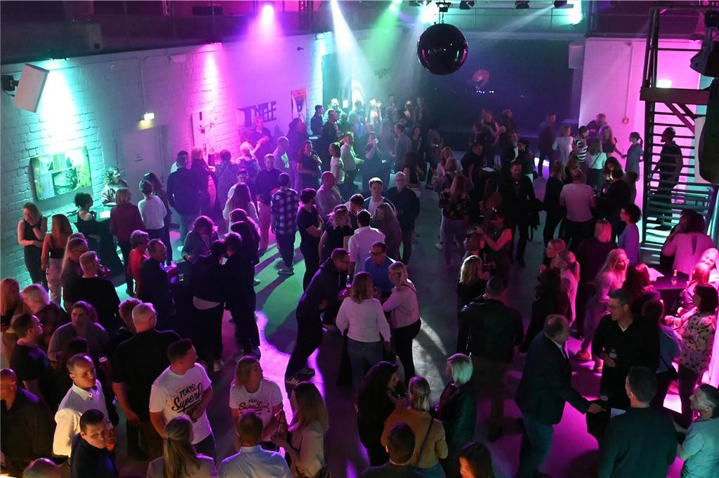 Die Gäste feierten und vor allem tanzten zur Musik unter dem Motto "90‘ Edition" in der Galerie der Traumfänger in Dorsten beim Tanz in den Mai bis in die frühen Morgenstunden hinein. 
