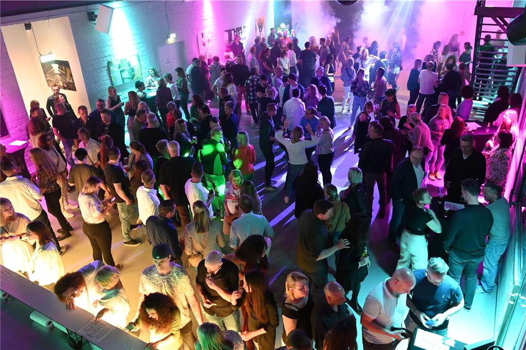 Die Gäste feierten und vor allem tanzten zur Musik unter dem Motto "90‘ Edition" in der Galerie der Traumfänger in Dorsten beim Tanz in den Mai bis in die frühen Morgenstunden hinein. 