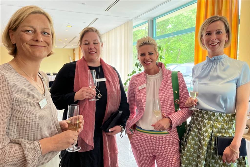 Halterns Unternehmer Bernd und Nadine Winkels: „Extrem kompetent und sympathisch“ Die Gäste genossen die gastfreundliche Atmosphäre im Seehof: Jana Sandrock, Sina Haverkamp, Gaby Haunert und Anne Winkels.