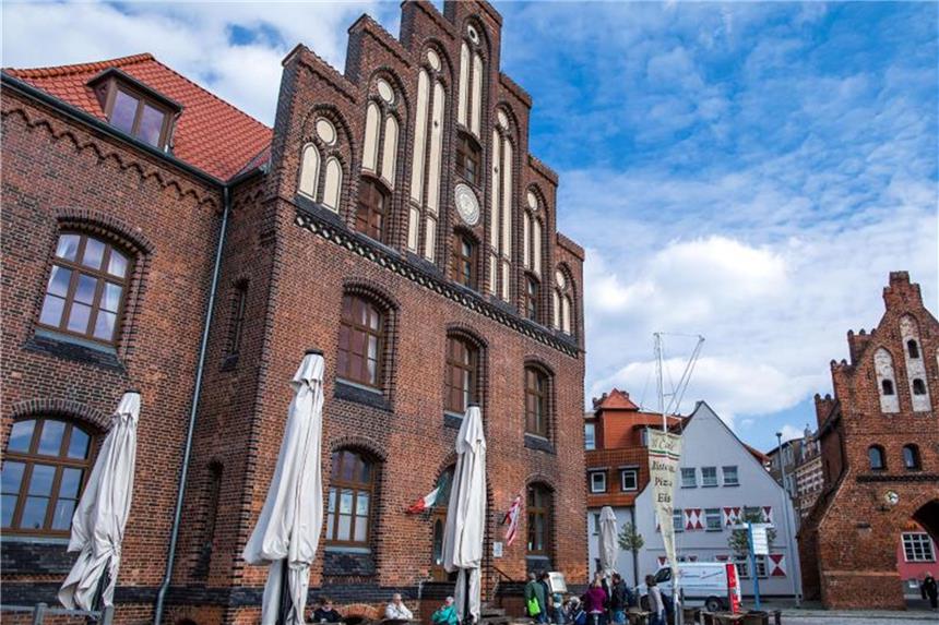 Die Gäste von Wismar können im Sommer auf einem Rundgang die kulinarischen Vorzüge der Hafenstadt kennenlernen. Foto: Jens Büttner