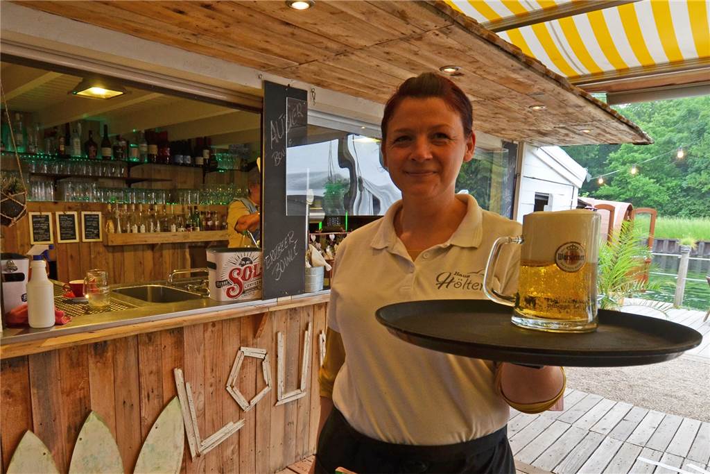 Radfahrer strömen in Biergärten am Castrop-Rauxeler Kanal-Ufer Die Gäste wollen draußen sitzen und freuen sich auf ein frisch gezapftes Bier.