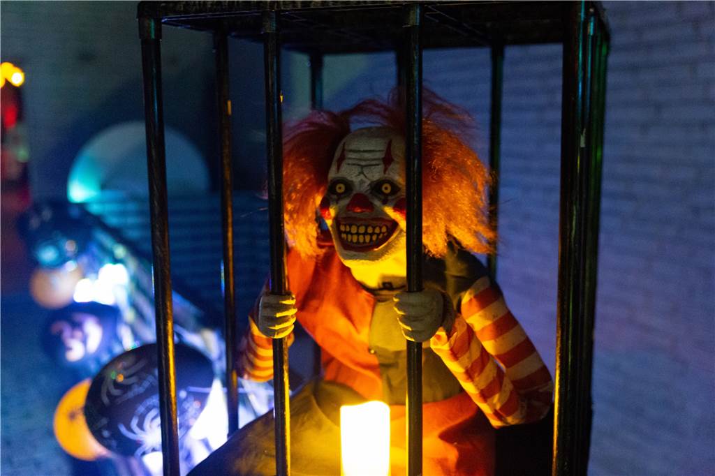 Halloween-Haus: Engagement der Familie Pfeifer wurde belohnt Die Gäste wurden von gruseligen Clowns verabschiedet.