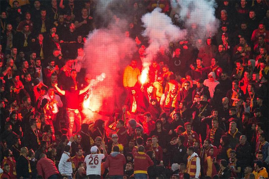 UEFA ermittelt gegen Galatasaray und den BVB Die Galatasaray-Fans zündeten am Dienstag im Signal Iduna Park zahlreiche Pyro-Gegenstände.