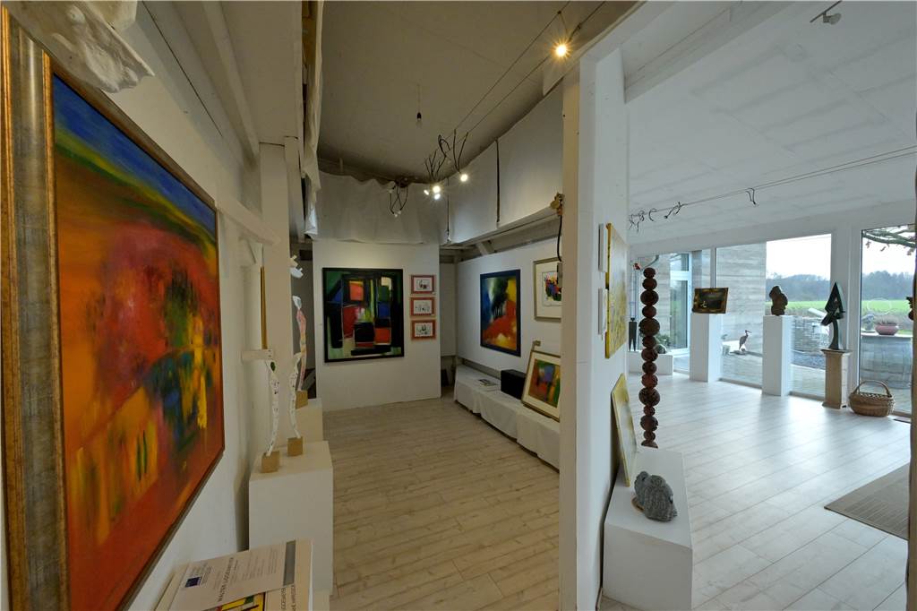 Mühlstein als Esstisch: Wie aus einer Mühle die Galerie Anders wurde Die Galerie zeichnet sich durch eine große Vielfalt aus.