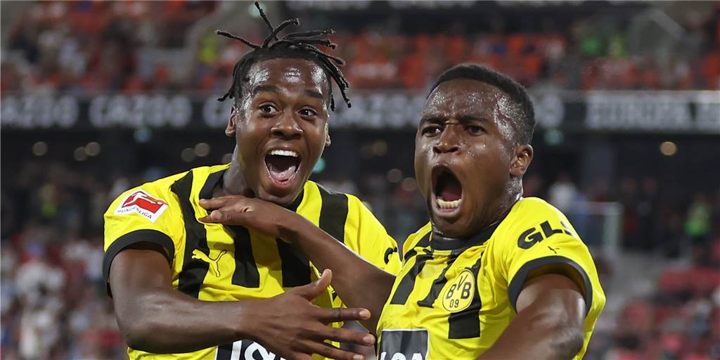 BVB-Matchwinner Bynoe-Gittens und Moukoko: Kehl lobt und fordert Jamie Bynoe-Gittens und Youssoufa Moukoko bejubeln in Freiburg den Dortmunder Treffer zum 2:1.