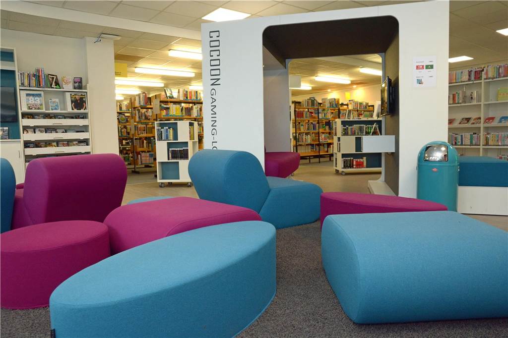 Von der kleinen Bücherkammer zum modernen Medienzentrum Die Gamingzone befindet sich im ersten Obergeschoss.