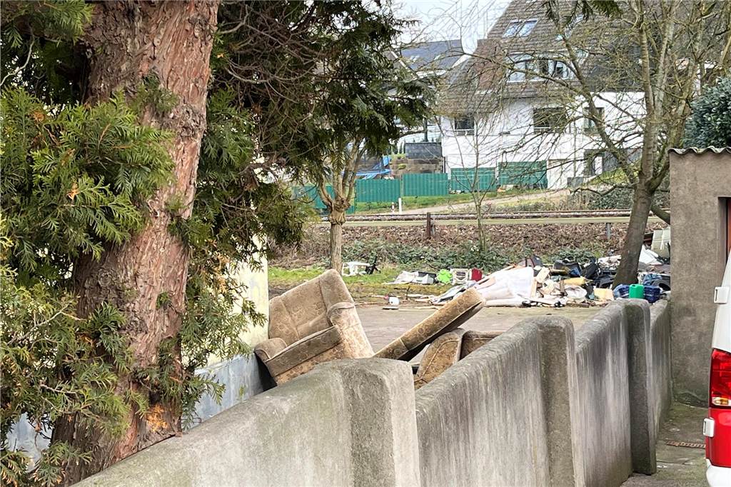 Wie ein Mehrfamilienhaus über Jahre zum Problemhaus wurde Die Gammelhäuser an der Wittener Straße 329 und 331 stehen seit einigen Monaten leer. Auf dem Hof liegt noch immer Müll umher. Die Zufahrt ist mit Sesseln versperrt.
