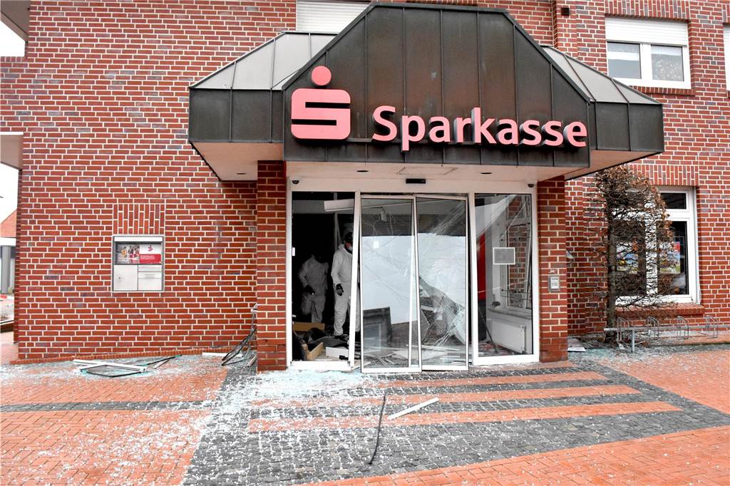 Riesiger Schaden: Gewaltige Explosion zerstört Sparkassen-Foyer Das zerstörte Foyer der Sparkasse in Alstätte: Scheiben und Türen wurden völlig zerstört, Glassplitter sind meterweit bis auf die andere Straßenseite geflogen.