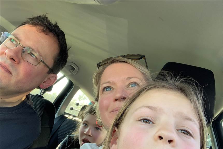 Mitten im Corona-Chaos: Hugh Grant hat recht! Die ganze Familie im Autokino - den Freunden in den Nachbarautos so nah und doch so fern.