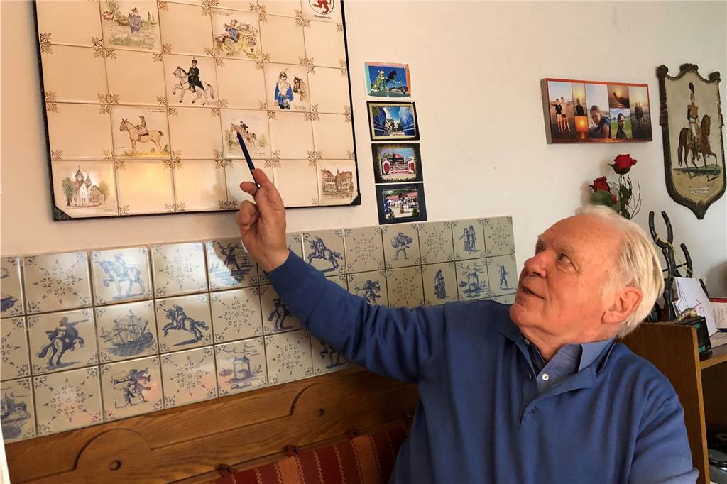 Seit sieben Generationen gehört das Pferd zur Familie Terhörst Die ganze Familiengeschichte rund ums Pferd hängt als Fliesenbild im Hause Terhörst an der Wand.