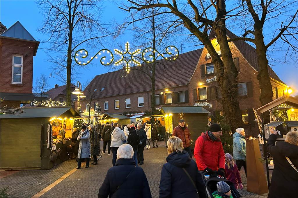 Die ganze Stadt wurde mit Tannenbäumen und Lichterketten dekoriert. Das sorgte nach Einbruch der Dunkelheit für besonders weihnachtliche Stimmung. 