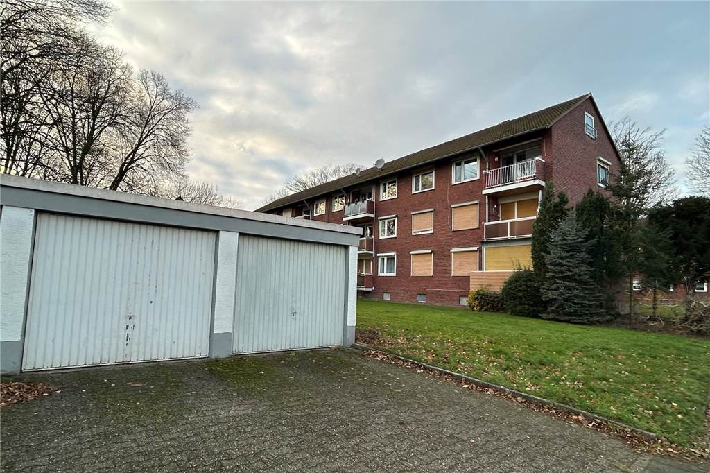 Ein Schnäppchen? 65-Quadratmeter-Wohnung wird zwangsversteigert Die Garage (links) wird mit der Wohnung an der Liebigstraße zusammen versteigert. Die Zwangsversteigerung findet am 3. Dezember am Castrop-Rauxeler Amtsgericht statt.