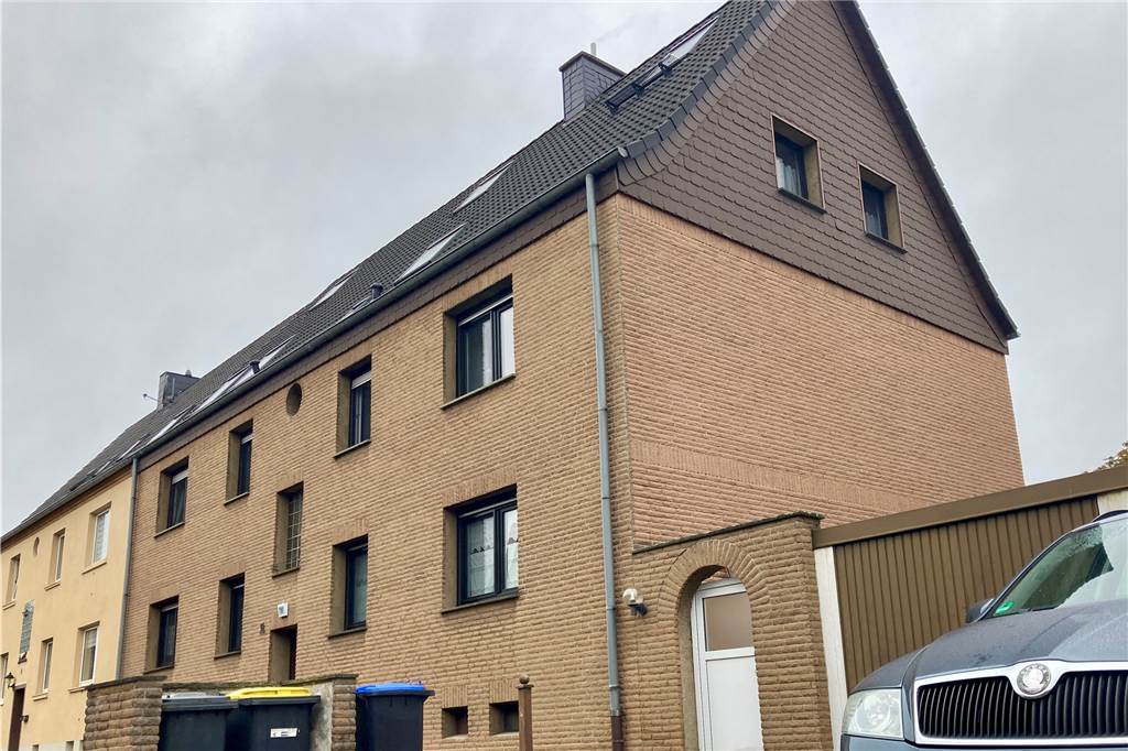 Die Garagen neben dem Mehrfamilienhaus sollen weg, dafür sollen hier zwei weitere Wohnungen entstehen. Aber seit Juni 2020 hat die Stadt sich noch nicht gerührt.