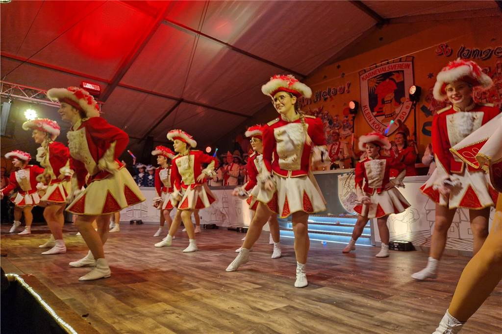 Karneval in Wüllen: Anna-Maria Zimmermann singt zum 175. in Klein-Köln Gardetänzerinnen auf der Bühne.