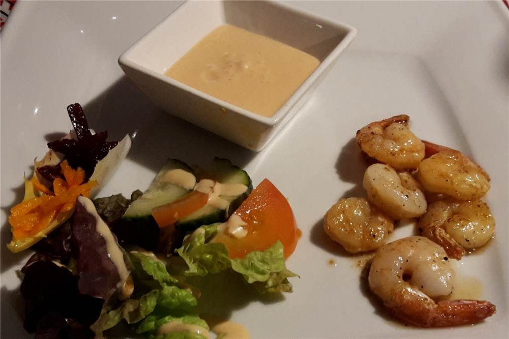 Rock‘n‘Roll und Rindersteak vom Salzstein beim „Diners“ in Alstedde Die Garnelen sind zart und lecker, von der Cocktail-Sauce bleibt nichts übrig.