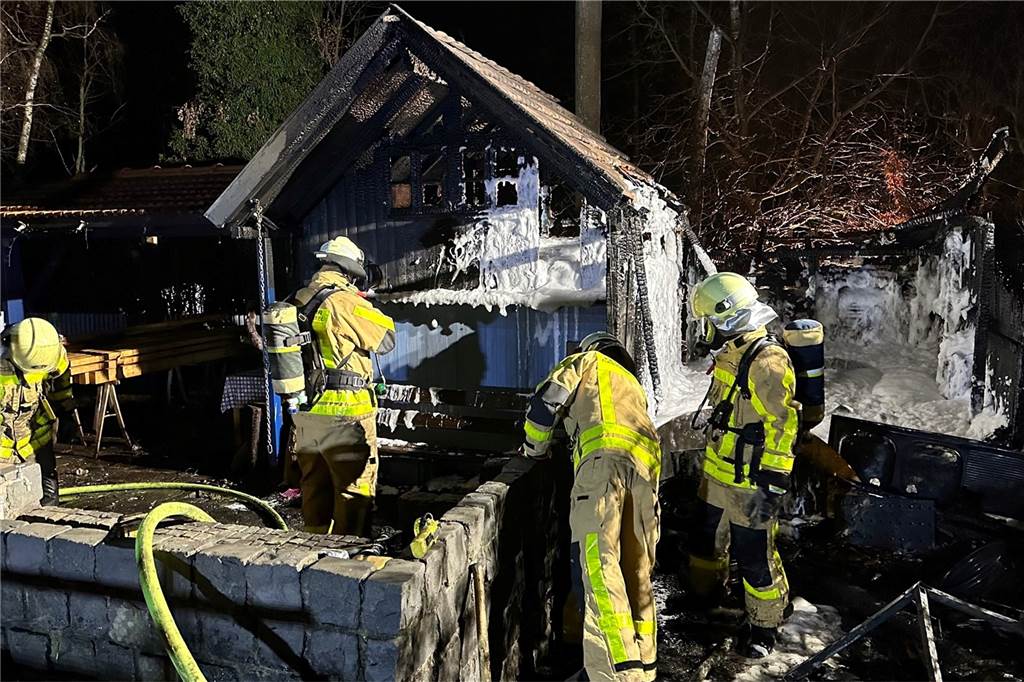 Feuerwehr löscht brennende Gartenlaube in Obercastrop Die Gartenlaube am Hecklenbruch brannte völlig aus.