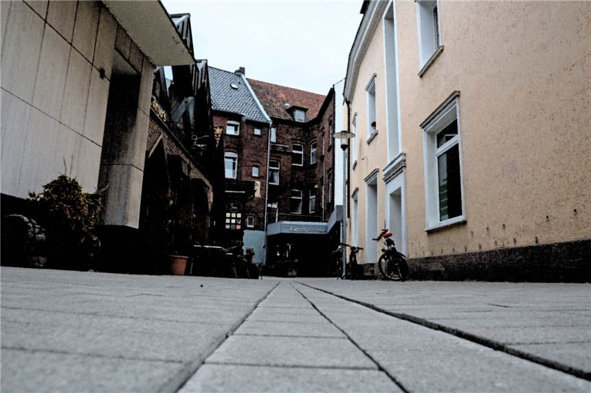 Gasse am Werner Marktplatz bekommt bald ganz besondere Bodenplatten Die Gasse führt vorbei an der Kultschänke Fränzers und durch die frühere Kroes-Passage bis hin zur Bonenstraße.