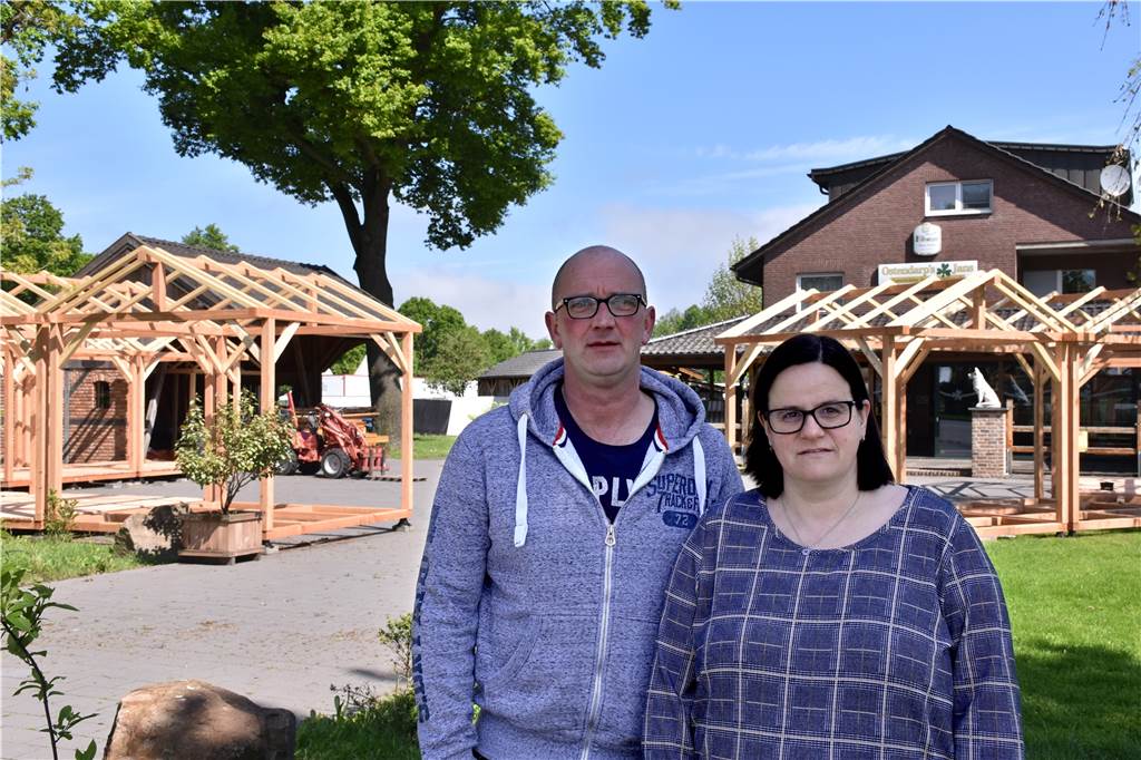 Corona: Hotelier Michael Meyerink ist strenger als die Politik vorschreibt Die Gastronomen Sandra und Thomas Ostendarp haben für ihre Gaststätte „Zum Dornbusch" die Regel eingeführt, dass geimpfte und genesene Gäste auch einen tagesaktuellen Test vorzeigen müssen. Auch „geboosterte" Gäste.
