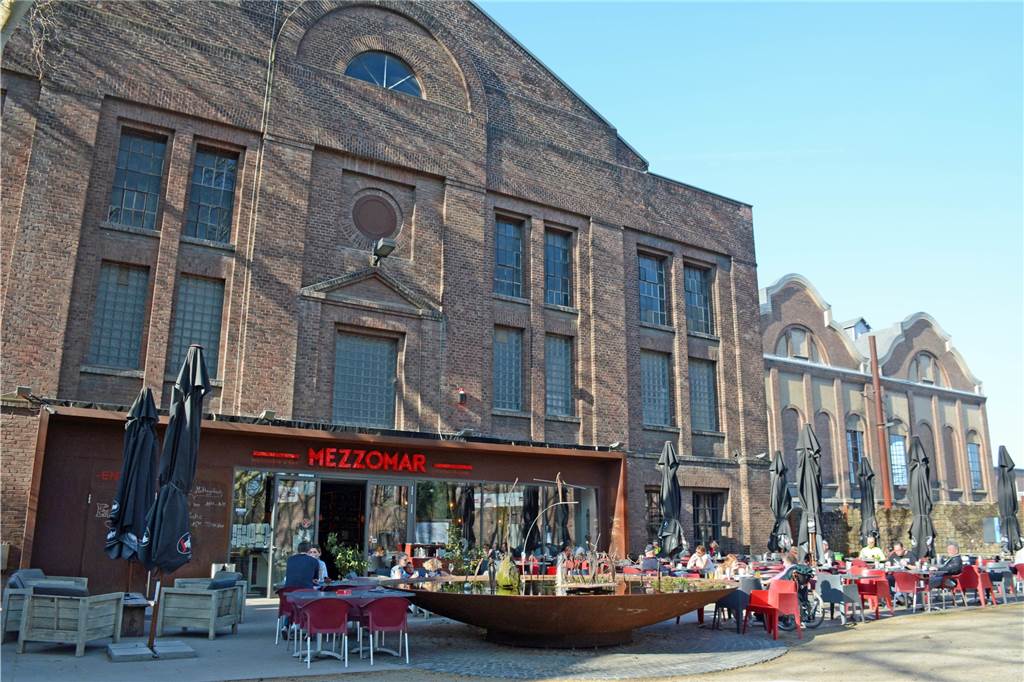 Hervest: Ferienort an Lippe und Kanal mit verbesserungsbedürftigen Straßen Die Gastronomie in Hervest erhält Spitzennoten: In Hervest gibt es fast alles, das Mezzomar auf dem Zechengelände bietet mediterrane Küche und Außengastronomie.