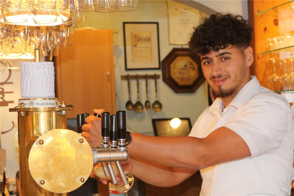 Soufiane Sadek meistert Ausbildung im Gasthaus Schlüter Soufiane Sadek am Zapfhahn