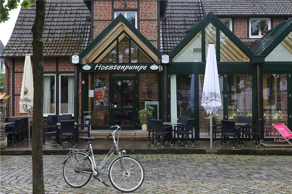 Wirt Dennis Busscher dementiert: Die Höstenpumpe schließt nicht! Die Gaststätte Höstenpumpe in Wüllen.