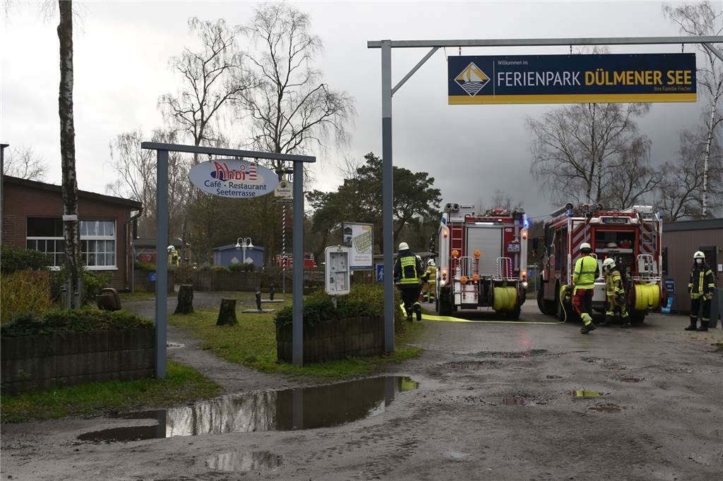 Mit Video: Brand am Dülmener See - Rauch in der Gaststätte Ahoi Die Gaststätte (links) liegt mitten im Ferienpark Dülmener See.