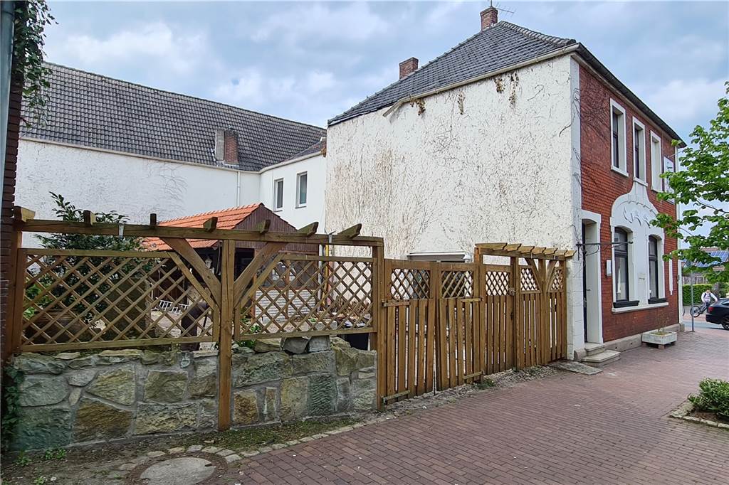Dem Gasthaus Alfert soll wieder neues Leben eingehaucht werden Die Gaststätte verfügt auch über einen Biergarten Der Holzzaun könnte natürlich entfernt werden und zusätzlich Tische auf dem breiten Gehweg gestellt werden, wie die Verwaltung bereits in Aussicht gestellt hat.