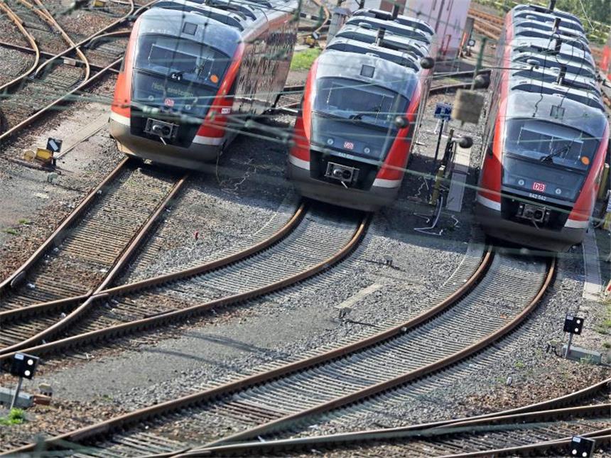 Welche Züge fahren und welche nicht Die GDL pocht auf Tarifpluralität bei der Bahn. Foto: Jan Woitas