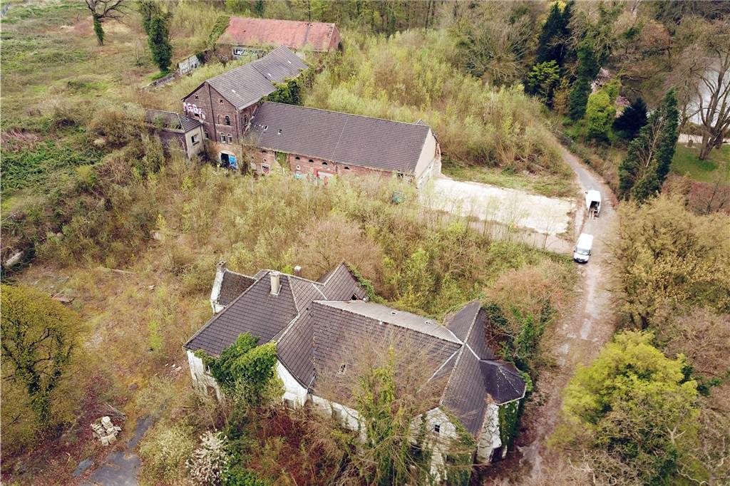 Neue Pläne für den alten Gutshof Brünninghausen am Rombergpark Die Gebäude des alten Gutshofes aus der Luft.