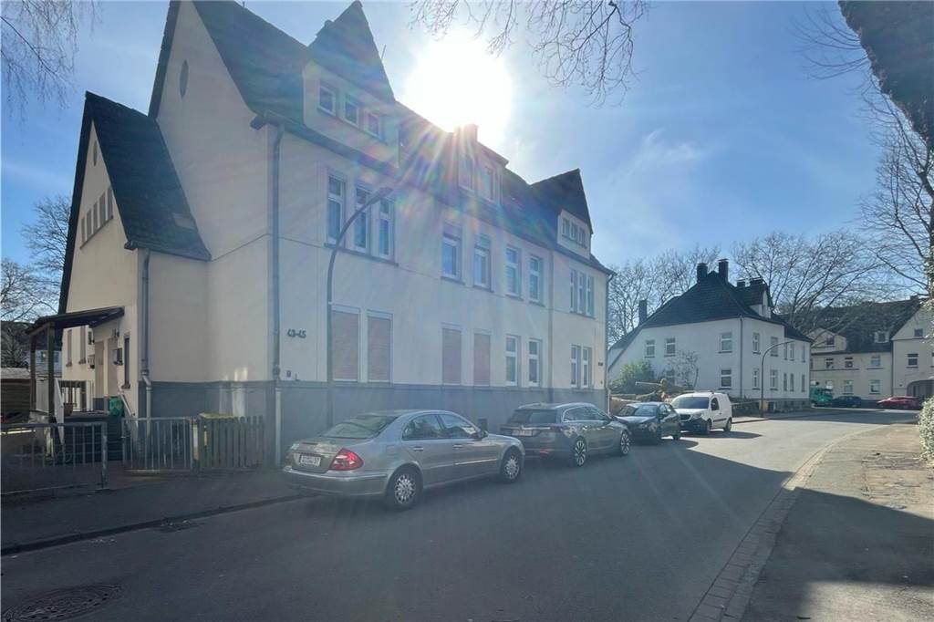 Bauträger fällen ohne Genehmigung alte Platanen in der Hansemannsiedlung Häuserflucht in der Marschallstraße.