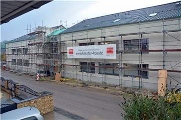 Die Gebäudefront des Betreuten Wohnens am Eltritt in Sythen beträgt 52 Meter. Gegenüber stehen Einfamilienhäuser. Das Foto zeigt den Blick links aus einem Fenster im Obergeschoss.