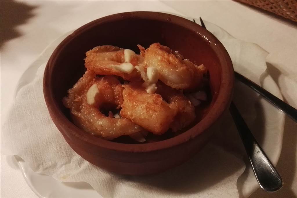 Im gastfreundlichen Akropolis stimmen das Essen und der Service Die gebratenen Scampis