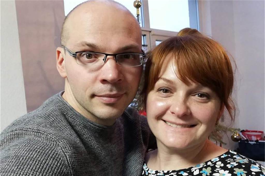 Ukraine-Flüchtlinge erreichen Haltern - Haus von Familie Privalow von Bombe zerstört Die gebürtigen Ukrainer Volodymyr und Svetlana Pavlov leben im Flaesheimer Neubaugebiet.