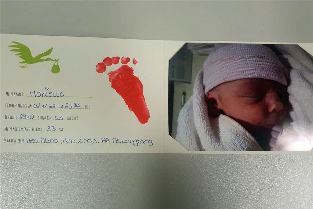 Mariella kommt in Papas Auto zur Welt - auf dem Klinik-Parkplatz Die Geburtskarte von Mariella Post.
