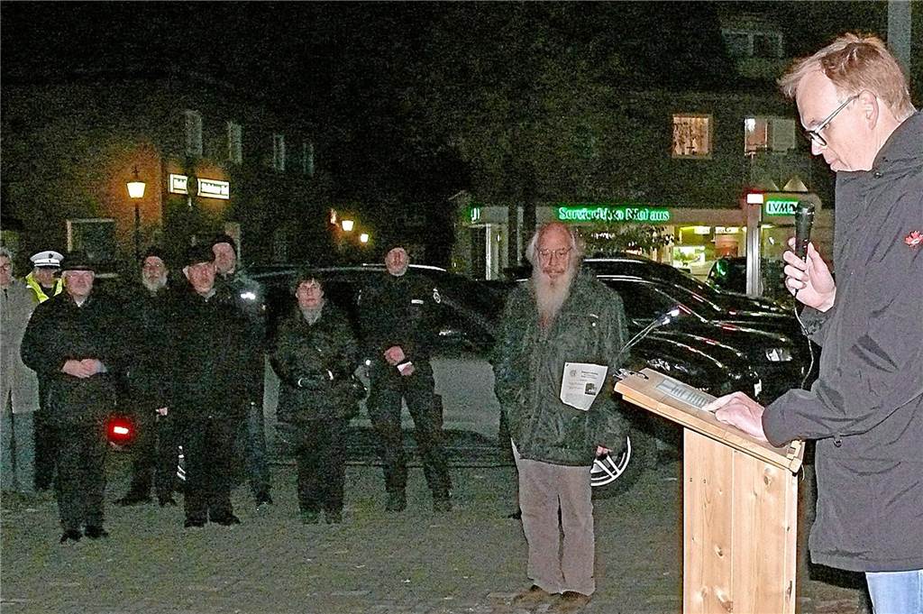 Die Gedenkfeier im vergangenen Jahr im Südlohner Ortskern. Über die Jahre ist die Veranstaltung langsam gewachsen.