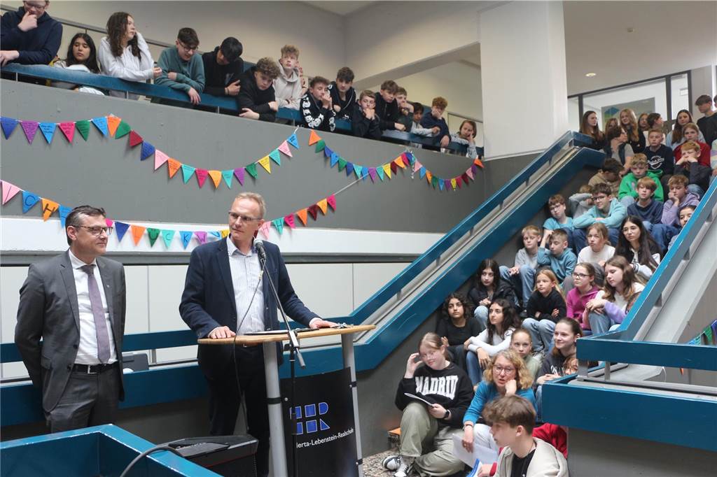 Realschüler pflanzen Gedenkbaum zum 100. Geburtstag von Herta Lebenstein Gedenkfeier in der Schule