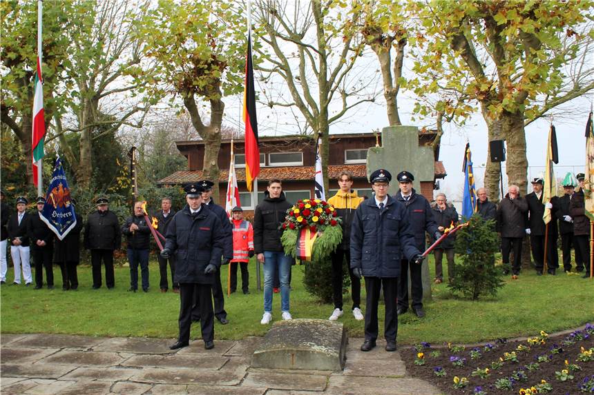 Volkstrauertag in Herbern: Fußballer legen Kranz nieder Die Gedenkfeier zum Volkstrauertag in Herbern richtet der SV Herbern aus.