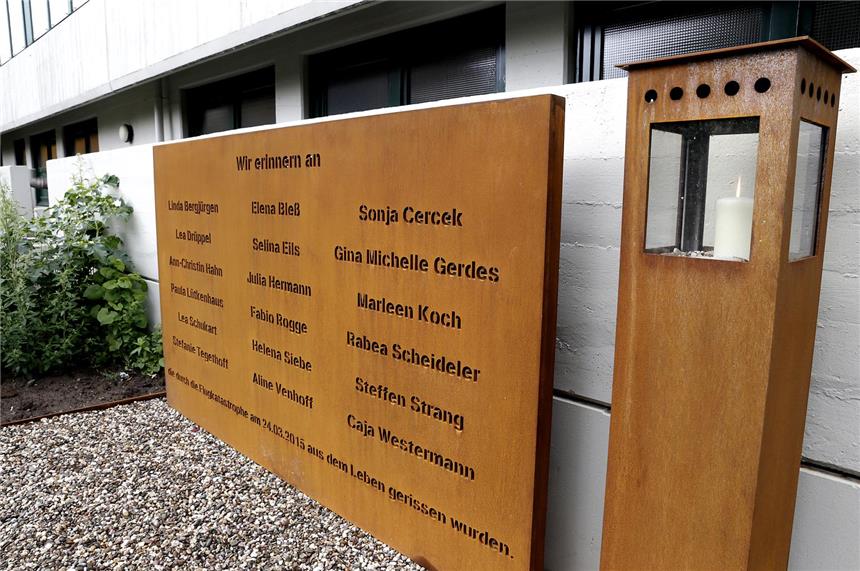 Stadt und Schule weihen Gedenk-Orte ein Die Gedenkstätte am Joseph-König-Gymnasium für die Opfer der Flugzeugkatastrophe wird am 14. August übergeben.